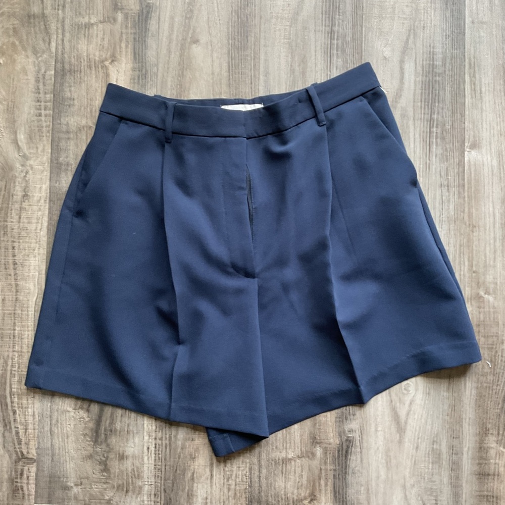ABERCROMBIE & FITCH
Ultra High Rise Tailored Short size large